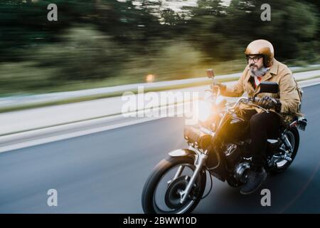 Porträt des Mannes Motorrad reiten Stockfoto