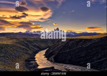 Mount Fitz Roy, Cerro Torre Bergkette und El Chalten Fluss bei Sonnenuntergang, Patagonien, Argentinien Stockfoto