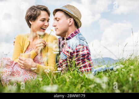 Pärchen beim Picknick auf einer Wiese in den Bergen, Achenkirch, Österreich Stockfoto