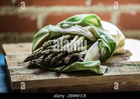 Haufen frischer Spargelstiele Stockfoto