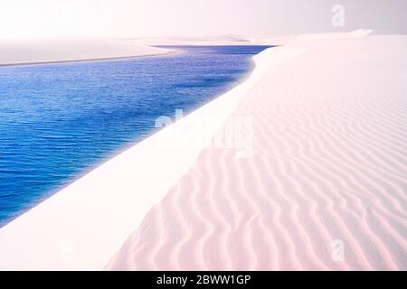 Regenwasser Lagunen in weißen Dünen, Lencois Maranhenses Nationalpark, Brasilien Stockfoto