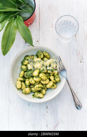 Schüssel mit hausgemachten Gnocchi mit Porree Stockfoto