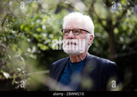 Porträt eines bärtigen älteren Mannes mit weißen Haaren, der aus der Ferne schaut Stockfoto