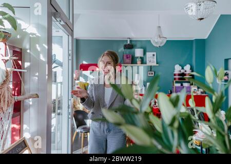Lachende elegante Frau in einem Blumenladen Stockfoto