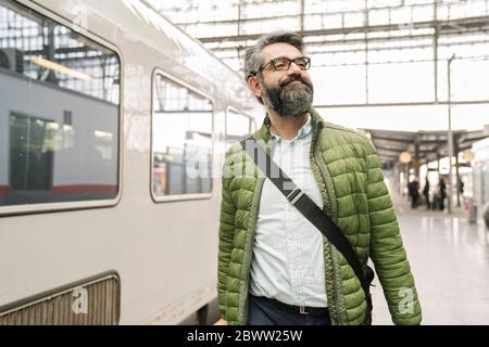 Mann, der am Bahnhof läuft Stockfoto