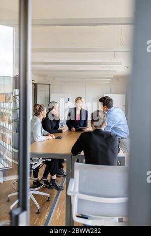 Geschäftsfrau führt ein Meeting im Büro Stockfoto