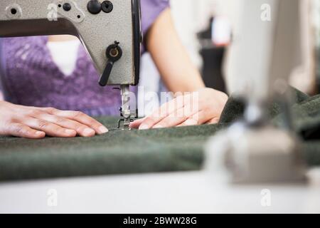 Nahaufnahme der Näherin bei der Arbeit Stockfoto