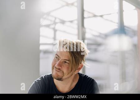 Porträt eines selbstbewussten bärtigen Mannes am Fenster Stockfoto