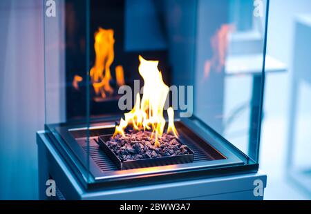 Feuer hinter dem Glas im Ofen Stockfoto