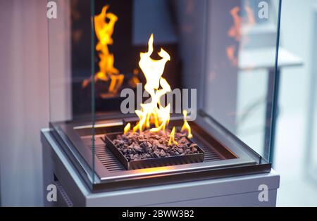 Feuer hinter dem Glas im Ofen Stockfoto