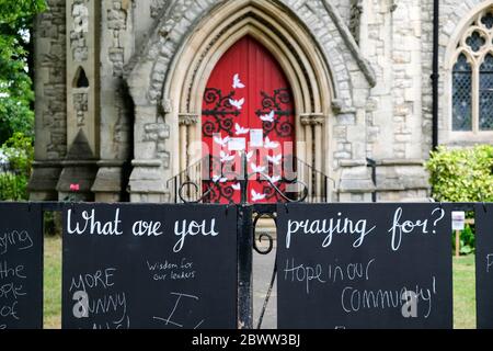 St Anne's, London, Großbritannien. Juni 2020. Coronavirus: Die Tore der St. Anne Kirche haben die Inschrift "wofür beten Sie?" Mit Nachrichten von lokalen Leuten. Kredit: Matthew Chattle/Alamy Live News Stockfoto