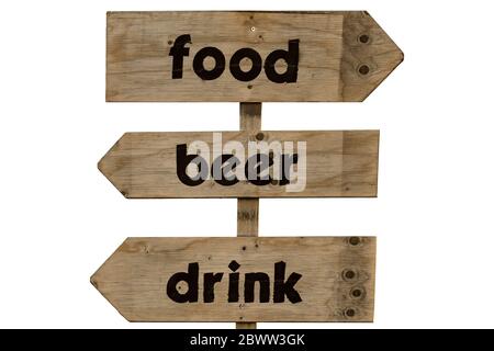 Essen, Bier und Getränk Zeichen auf einem Holzpfeil Form isoliert auf weißem Hintergrund Stockfoto