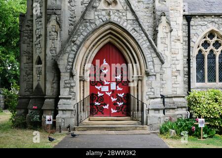 St Anne's, London, Großbritannien. Juni 2020. Coronavirus: St. Anne-Kirche Türen mit Papier Tauben und Kreuze. Kredit: Matthew Chattle/Alamy Live News Stockfoto