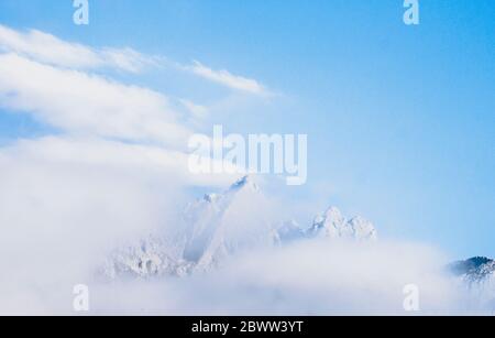 Spanien, Kantabrien, Wolken umhüllen schneebedeckten Gipfel in Picos de Europa Stockfoto