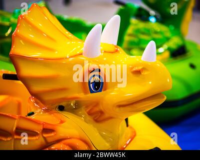 Kunststoff Mannequin blauäugigen Spielzeug Dinosaurier in einem Kinderpark Stockfoto