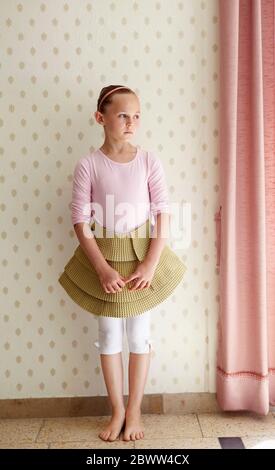 Ernst Mädchen tragen Pappe Tutu Stockfoto