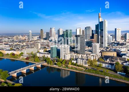 Deutschland, Hessen, Frankfurt, Hubschrauberblick über die Brücke über den Main und die Wolkenkratzer in der Innenstadt Stockfoto