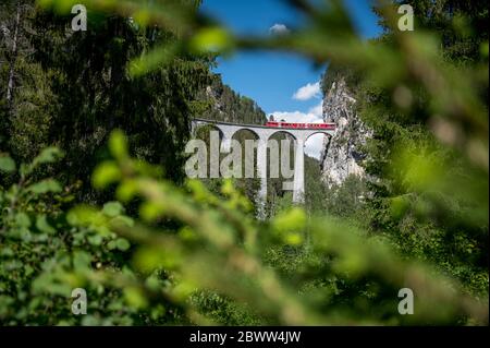 Rhätische Bahn überquert Landwasser Viadukt im Graubünden Stockfoto