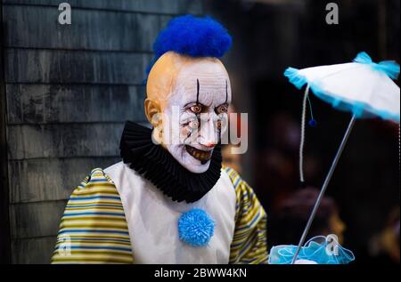 Scary Clown Dummy mit 4 Eulen, Haus des Horrors Hintergrund Studio erschossen Stockfoto