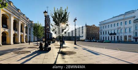 Russland, St.Petersburg, 02. Juni 2020: Die Architektur des Newski Prospekt bei Sonnenuntergang während der Viruspandemie Covid-19, Platz vor dem Gostiny Hof Stockfoto