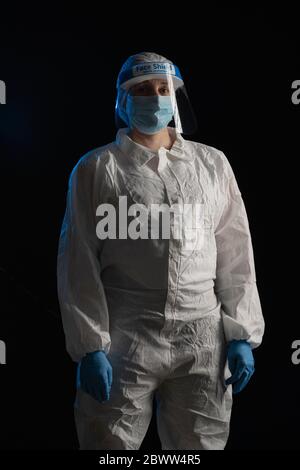 Porträt einer Frau in Schutzkleidung Stockfoto