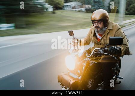 Porträt des Mannes Motorrad reiten Stockfoto