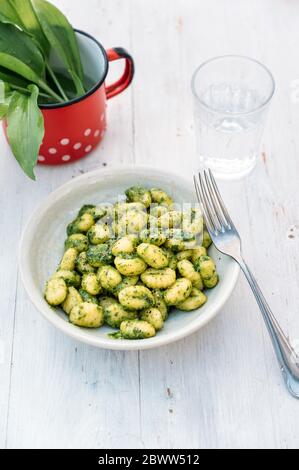 Schüssel mit hausgemachten Gnocchi mit Porree Stockfoto