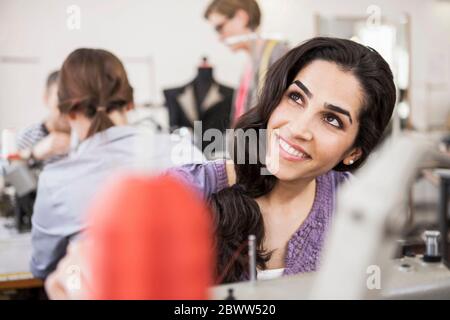 Porträt einer lächelnden Näherin in einem Schneidergeschäft Stockfoto