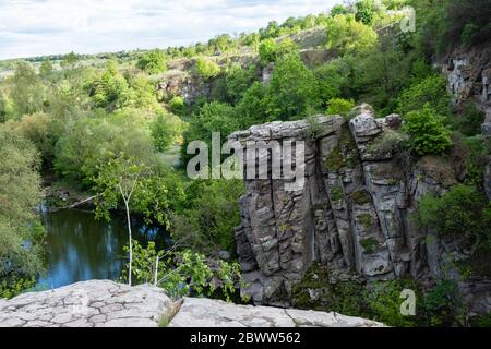 Toller Blick auf den Buky Canyon an sonnigen Tagen. Buki-Schlucht am Fluss Hirskyi Tikich, Tscherkassy, Ukraine Stockfoto