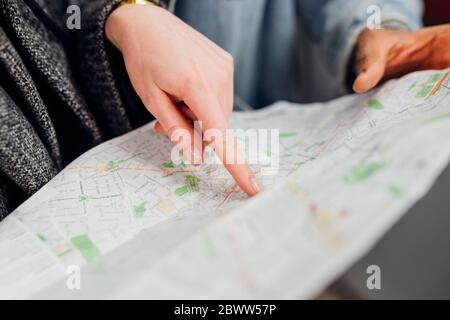 Nahaufnahmefinger auf dem Stadtplan Stockfoto