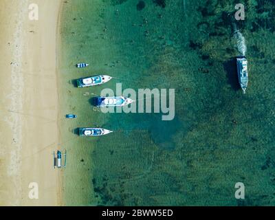 Indonesien, Bali, Sanur, Luftansicht der Boote, die vor dem sandigen Küstenstrand festgemacht sind Stockfoto