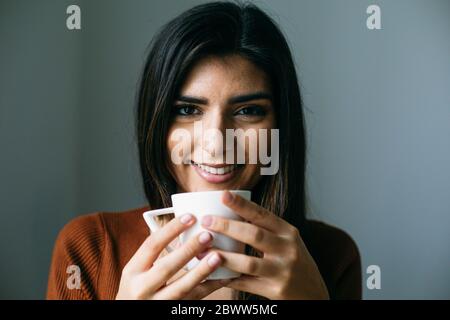 Porträt einer lächelnden Geschäftsfrau, die in der Pause Kaffee genießt Stockfoto