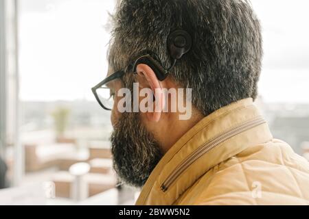 Profil eines Mannes mit Cochlea-Implantat Stockfoto