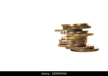 Haufen Euro-Münzen auf weißem Hintergrund mit Kopierfläche Stockfoto