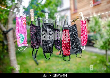 Chirurgische Masken hängen auf Wäscheleine Stockfoto