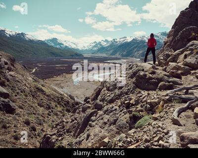 Volle Länge Rückansicht der Frau auf einem Felsen stehend bewundern die Berge, El Chalten, Argentinien Stockfoto