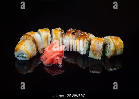 Sushi-Set auf schwarzem Hintergrund Stockfoto