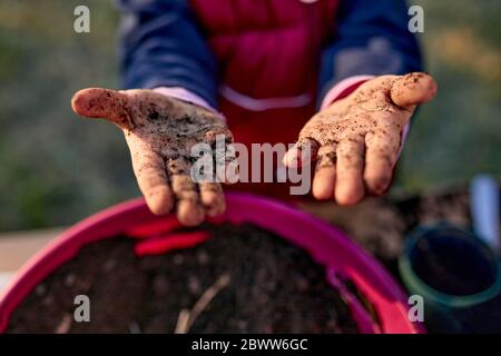 Nahaufnahme des Mädchens zeigt ihre schmutzigen Hände aus der Gartenarbeit Stockfoto