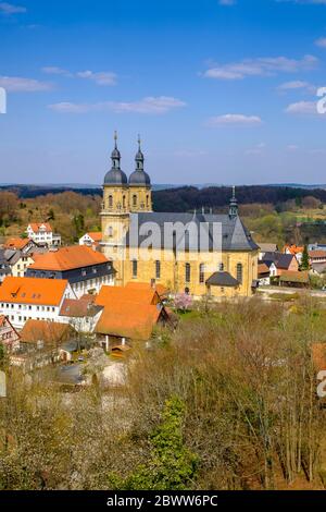 Deutschland, Bayern, Gossweinstein, Wallfahrtskirche der Heiligen Dreifaltigkeit und umliegende Häuser Stockfoto