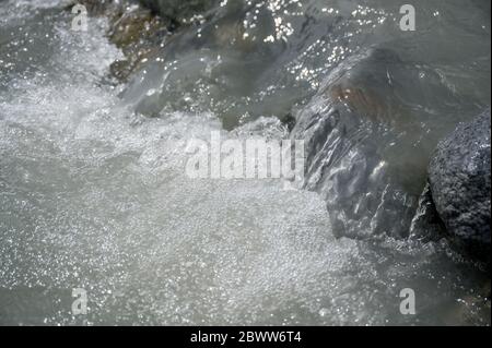 Anspruchsdes Schmelzwasser in kleinem Bach des Morteratschgletschers Stockfoto