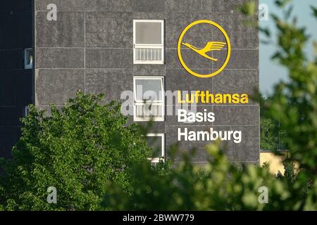 Hamburg, Deutschland. Mai 2020. Das Logo der Fluggesellschaft Lufthansa und der Schriftzug "Lufthansa Basis Hamburg" befinden sich auf einem Lufthansa-Gebäude am Hamburg Airport. Kredit: Bodo Marks/dpa/Bodo Marks/dpa/Alamy Live News Stockfoto