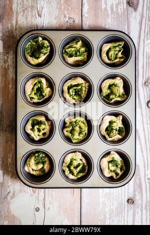Hausgemachte Pizzaleifen mit Ramson Pesto Stockfoto