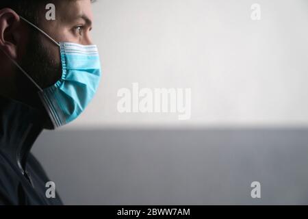Nahaufnahme des nachdenklichen jungen Mannes mit Maske Stockfoto