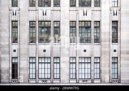 Fassade des Gebäudes mit klassischen Fenstern in London, Großbritannien Stockfoto