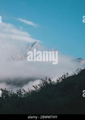 Spanien, Kantabrien, Wolken umhüllen schneebedeckten Gipfel in Picos de Europa Stockfoto