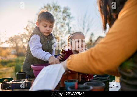 Mutter mit zwei Kindern im Garten Stockfoto