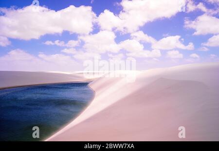 Regenwasser Lagunen in weißen Dünen, Lencois Maranhenses Nationalpark, Brasilien Stockfoto