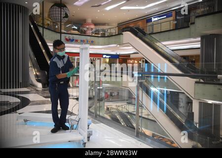 Jakarta, Indonesien. Juni 2020. Ein Mitarbeiter führt die Reinigung in der geschlossenen Lippo Shopping Mall in Jakarta, Indonesien, 3. Juni 2020 durch. Eine Reihe von Einkaufszentren in Jakarta wenden die Gesundheitsprotokolle im Rahmen der großangelegten Politik sozialer Beschränkungen an, um die Ausbreitung der COVID-19 einzudämmen. Kredit: Zulkarnain/Xinhua/Alamy Live News Stockfoto