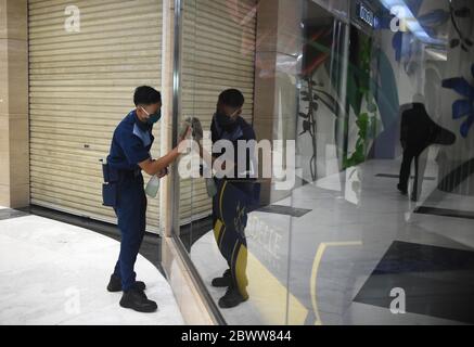 Jakarta, Indonesien. Juni 2020. Ein Mitarbeiter führt die Reinigung in der geschlossenen Lippo Shopping Mall in Jakarta, Indonesien, 3. Juni 2020 durch. Eine Reihe von Einkaufszentren in Jakarta wenden die Gesundheitsprotokolle im Rahmen der großangelegten Politik sozialer Beschränkungen an, um die Ausbreitung der COVID-19 einzudämmen. Kredit: Zulkarnain/Xinhua/Alamy Live News Stockfoto