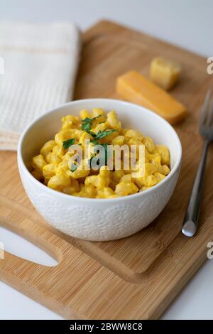 Traditionelle amerikanische Makkaroni und Käse Komfort-Essen (auch als mac n Käse) mit Ellbogen Pasta in einer kitschigen cremigen Cheddar-Sauce beschichtet. Stockfoto